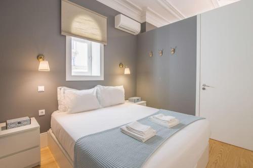 Central location with balcony & equipped kitchen