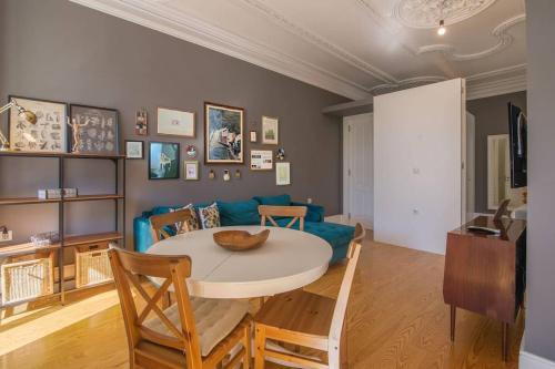 Central location with balcony & equipped kitchen