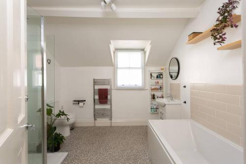 uma casa de banho branca com uma banheira e um lavatório em Pass the Keys 5 Bollans Court · Charming 2 Bed City Center Apt em York
