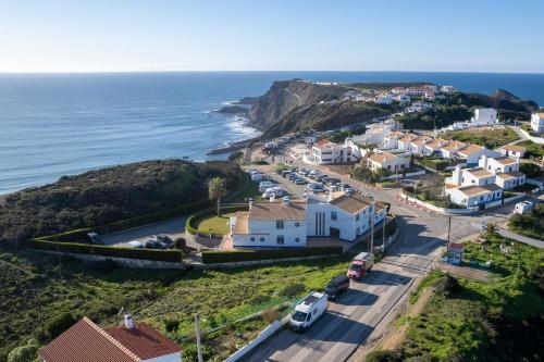 アルジェズールにあるArrifana Sunset & Surfの海の村の空の景色