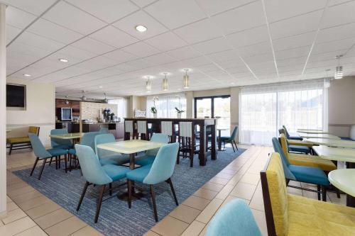 En restaurant eller et andet spisested på La Quinta by Wyndham Bonita Springs Naples North