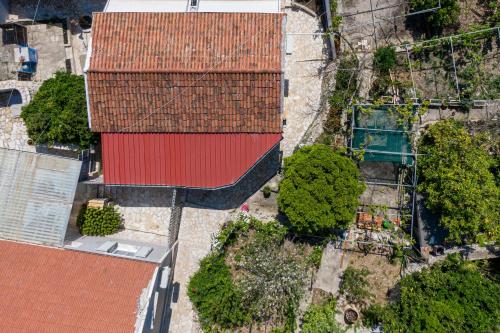 an overhead view of a building and trees in a city at Victoria's House in Gaios