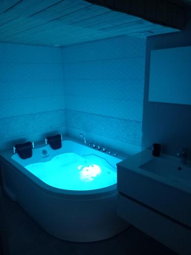 La salle de bains est pourvue d'une baignoire avec des lunettes de soleil. dans l'établissement Le regit, Studio moderne Balneo, à La Bresse