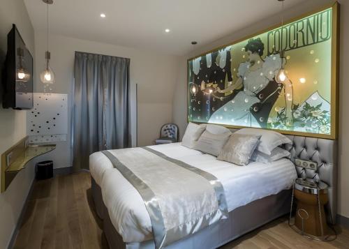 Un ou plusieurs lits dans un hébergement de l'établissement Hotel Les Bulles De Paris