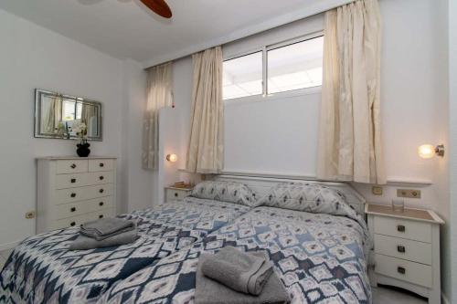 Un dormitorio con una cama grande y una ventana en Club Atlantis 35 - One Bed, en Adeje