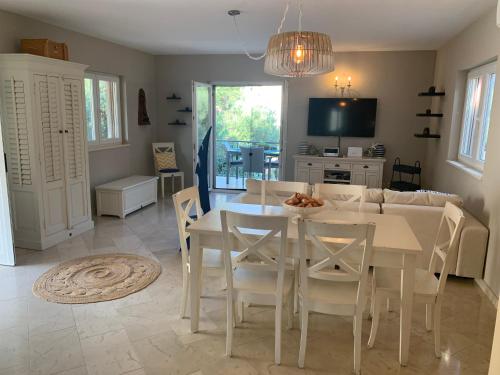 Charming Mokalo Seaside House next to Beach