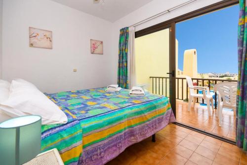 een slaapkamer met een bed en een balkon bij Mare Verde 68 - Two Bed in Adeje