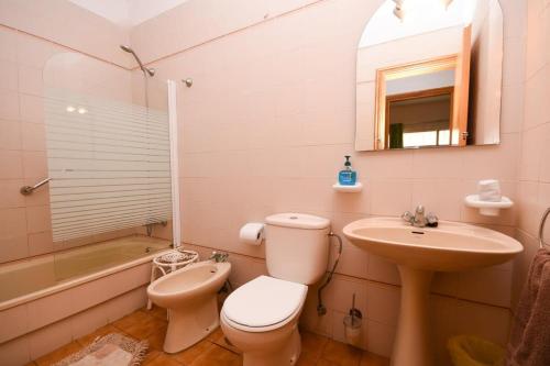 een badkamer met een toilet, een wastafel en een spiegel bij Mare Verde 68 - Two Bed in Adeje