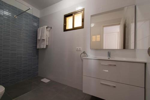 A bathroom at Mare Verde 95 - One Bed