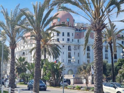 a group of palm trees in front of a building at Bella Vista / Appartement vue mer in Nice