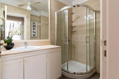 A bathroom at Los Olivos 13 - One Bed