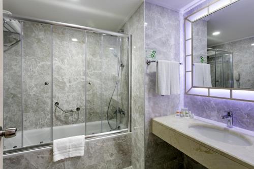 Koupelna v ubytování Miracle Resort Hotel