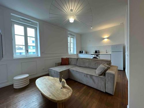 un salon avec un canapé et une table dans l'établissement Reims Cathedrale Centre Historique, à Reims