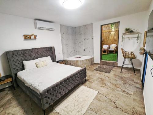 a bedroom with a bed and a table and chairs at bali carmel zimmer & spa in Dāliyat el Karmil