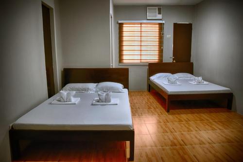 ディポログにあるBethany Suitesの2台のプレートが備わる客室内のベッド2台
