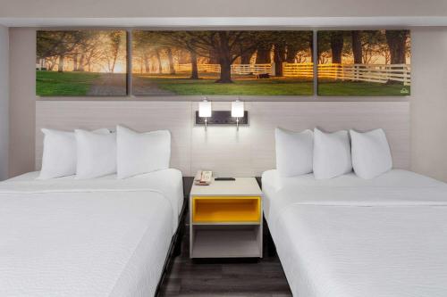 Postel nebo postele na pokoji v ubytování Days-Inn by Wyndham Baltimore Northwest