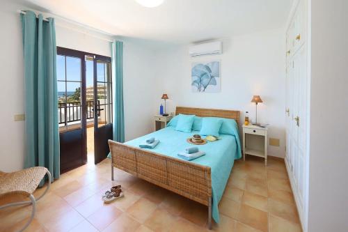 Postel nebo postele na pokoji v ubytování VIlla Amalia in Matagorda with sea and beach views