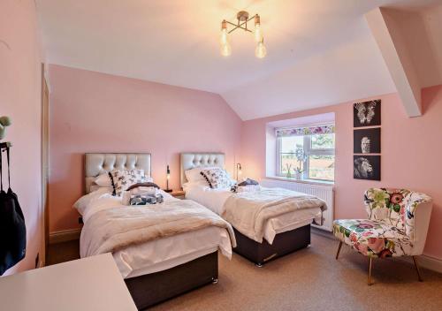 Ένα ή περισσότερα κρεβάτια σε δωμάτιο στο Victoria Cottage - Wensum Retreats
