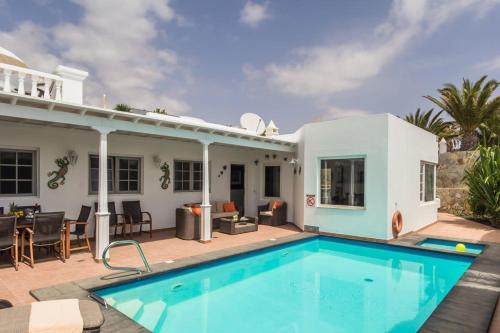 Zdjęcie z galerii obiektu Villa Lorna with air conditioning hot tub and games room w Puerto del Carmen