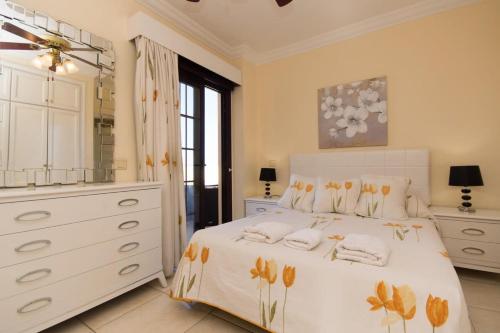 1 dormitorio con cama blanca y vestidor en Playa San Juan 1 - Two Bed Penthouse, en Playa de San Juan