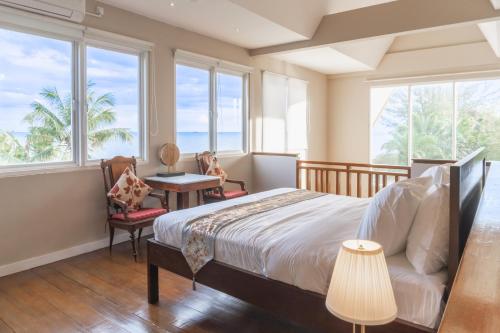 1 dormitorio con 1 cama, mesa y sillas en LA CASA BORNEO, en Bentakan Kecil