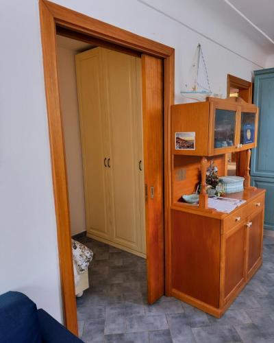 a room with a door open to a room with a cabinet at Appartamento La Follicara in Anacapri
