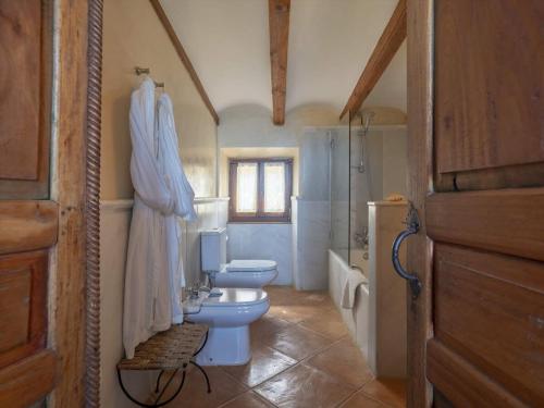 baño con 2 aseos y lavamanos en Villa Picassa with sea view, en Deià