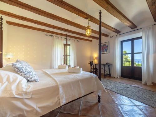 1 dormitorio con cama grande y ventana grande en Villa Picassa with sea view, en Deià