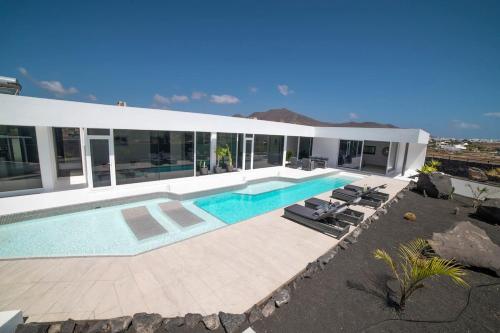 Villa Odyssey with private heated pool in Playa Blanca
