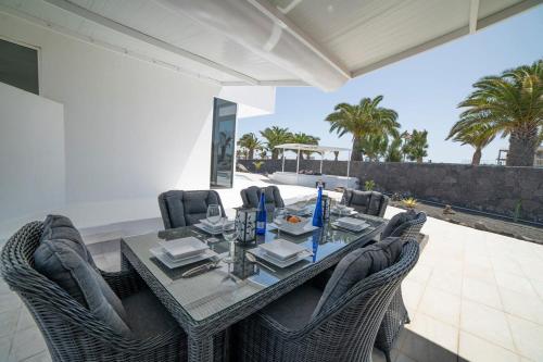 Villa Odyssey with private heated pool in Playa Blanca