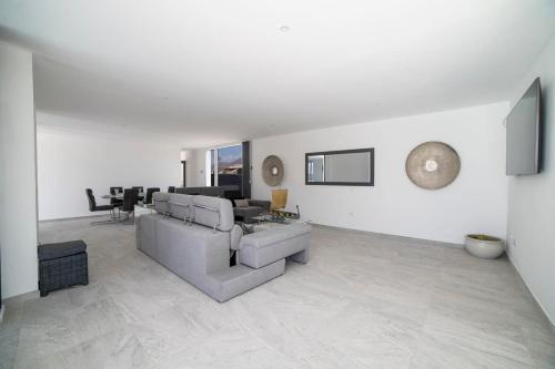 Villa Odyssey with private heated pool in Playa Blanca