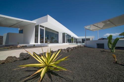 Villa Odyssey with private heated pool in Playa Blanca