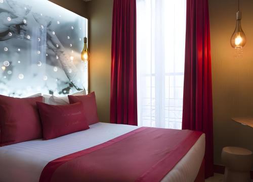 Un ou plusieurs lits dans un hébergement de l'établissement Hotel Les Bulles De Paris