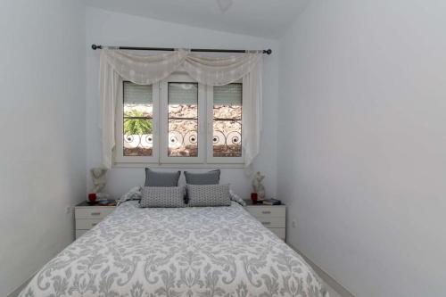 a bedroom with a bed and a window at Villa Melua in Chayofa