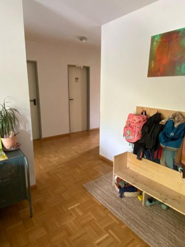 um quarto com uma mesa com bagagem em Ferienwohnung Wallbach 1 em Wallbach