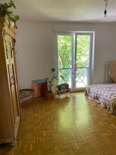een slaapkamer met een bed en een groot raam bij Ferienwohnung Wallbach 1 in Wallbach