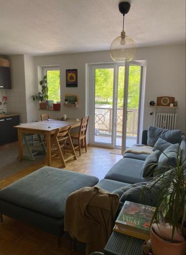 uma sala de estar com um sofá e uma mesa em Ferienwohnung Wallbach 1 em Wallbach