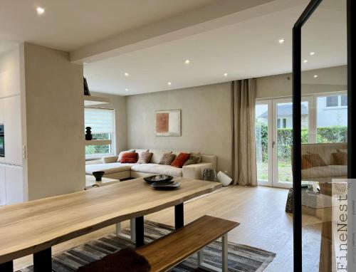 sala de estar con mesa y sofá en Villa 3 chambres "La luxueuse Ardennes" by FineNest en Chaudfontaine