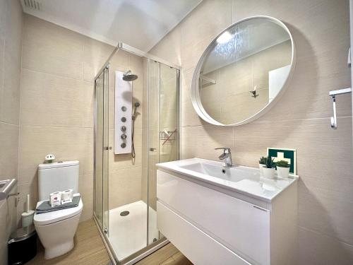Un baño con inodoro, lavabo y espejo. en Vilamoura Eden Villa With Pool by Homing, en Vilamoura