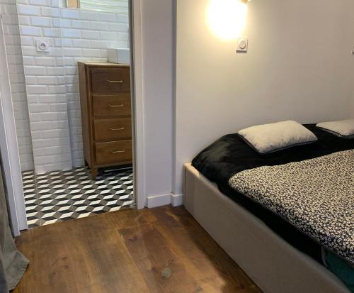 1 dormitorio con 1 cama y ducha a ras de suelo en Maison Saint Denis stade de France, en Saint-Denis