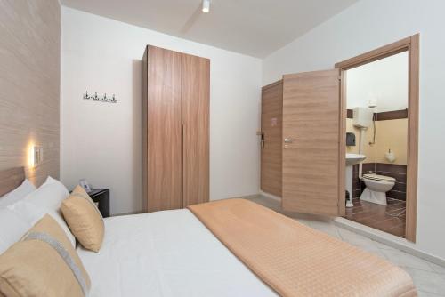 una camera con letto e un bagno con servizi igienici di Casa Vacanze Carolina 348 a Napoli