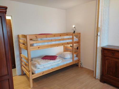 a bunk bed room with two bunk beds at Le chitelet rouge, Hohneck in La Bresse