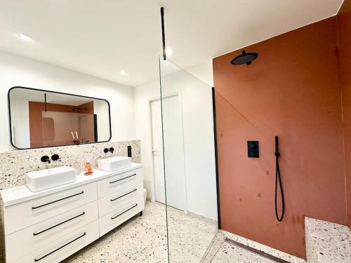 ein Badezimmer mit zwei Waschbecken und einer Glasdusche in der Unterkunft La Villa Gioia avec piscine ! in 