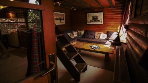 widok z góry na pokój w drewnianej kabinie w obiekcie katafygio-oiti w mieście Pavliani