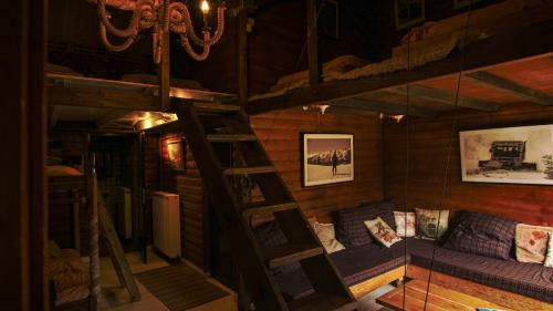 Zimmer mit Etagenbetten und einem Kronleuchter in der Unterkunft katafygio-oiti in Pávliani