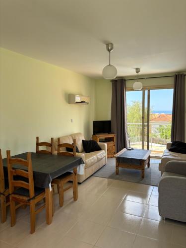 - un salon avec un canapé et une table dans l'établissement Apartament na Cyprze, à Peyia