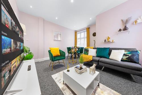 un soggiorno con divano e tavolo di 2 bedroom flat with a king-size bed in London, United Kingdom a Barnet