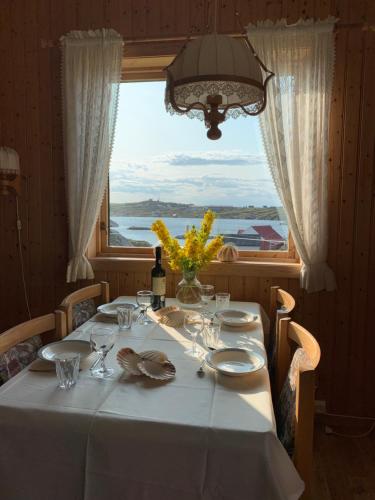 BogøyværにあるMausund Gloettの白いテーブルクロスと窓