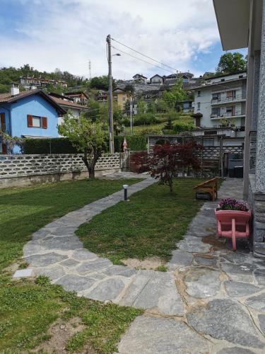 a garden with a pink bench in a yard at Casa Dolce Casa in Masera