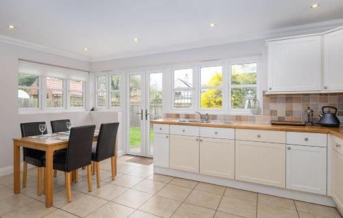 Ett kök eller pentry på Large detached Cambridgeshire Countryside Home